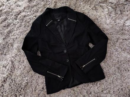 Čierne sako, amisu,m
