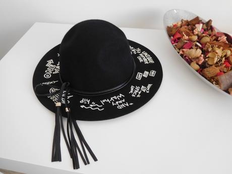 Reserved klobúk cierny s popisom bielej,, reserved