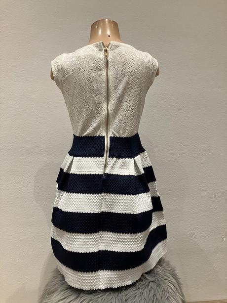 Dievčenské elegantné šaty pásikavé (122-128), 122 / 128