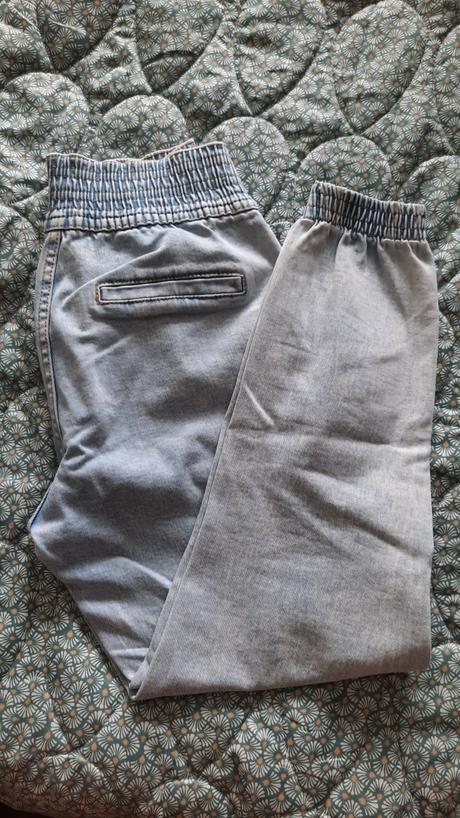 Svetlomodré tenké jeansy, s