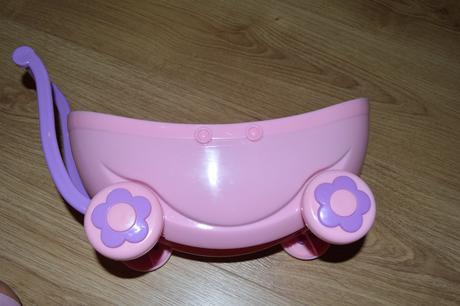 Bábika s kočiarom,