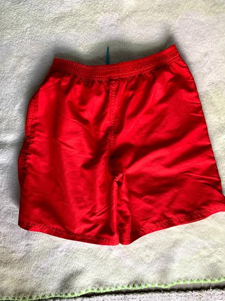 Červené plavky, 140