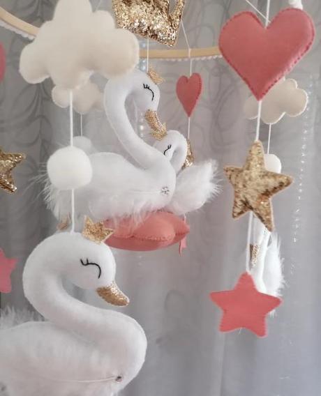 Kolotoč nad postieľku,