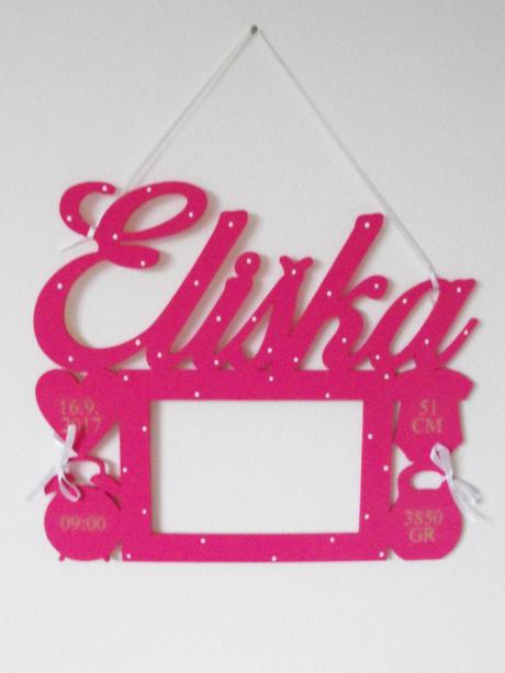 Fotorámik s menom a údajmi,