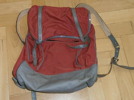 Červený retroruksak, 