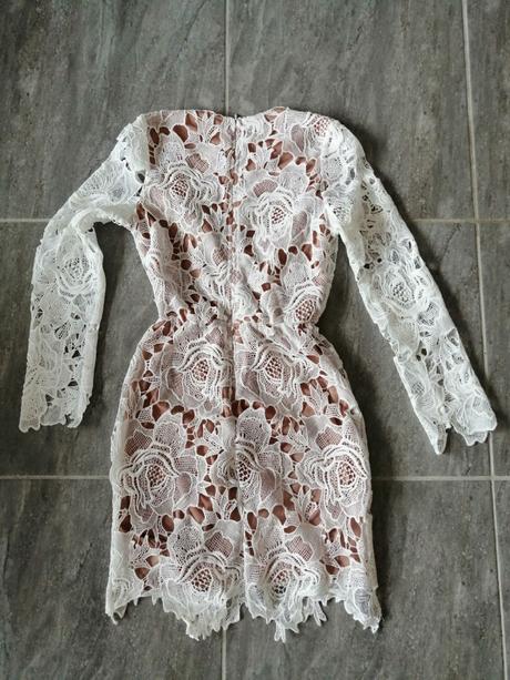 Biele pružné čipkové šaty vs s podšívkou, s