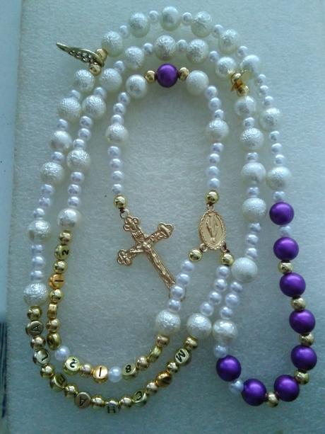 Ruženec s menom a dátumom,