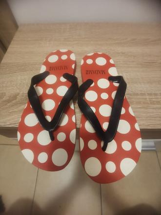 Žabky červené s bodkami, 38