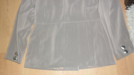 Kabatik so striebornými gombickami, 42