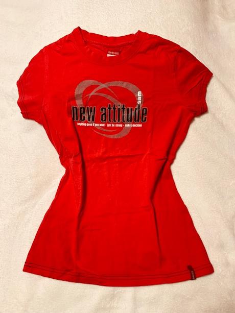 Červené tričko s nápisom značky s.a.m., s.a.m.,m