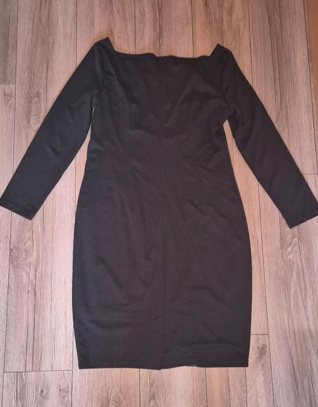 Čierne šaty, 48