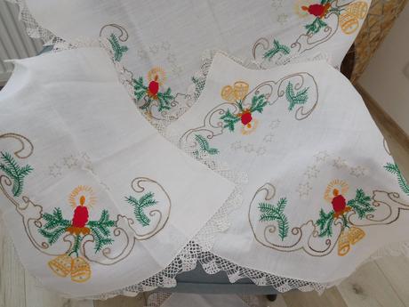 Ručne vyšívaný set vianočných obrusov obrusy a štó, 