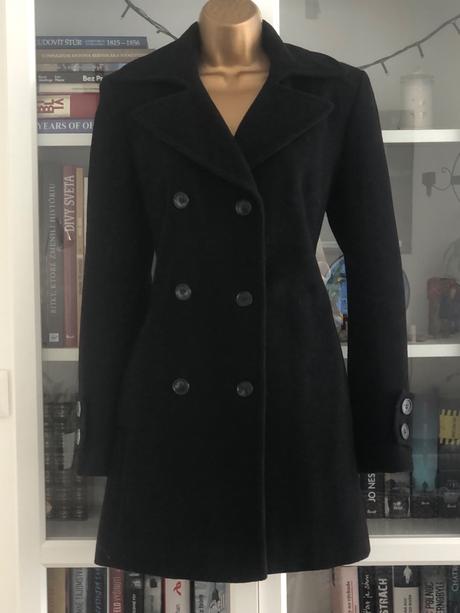 Vlnený čierny kabát, 36