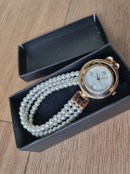 Pozlátené hodinky s perličkovým remienkom,