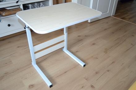 Mobilný, prenosný a výškovo nastaviteľný stolík, 