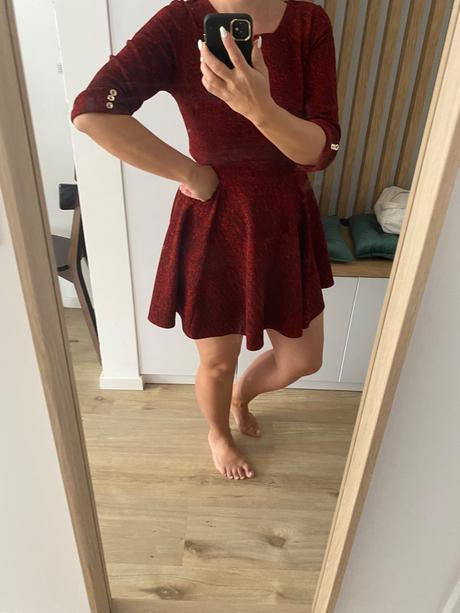 Červené žíhané šaty, 38