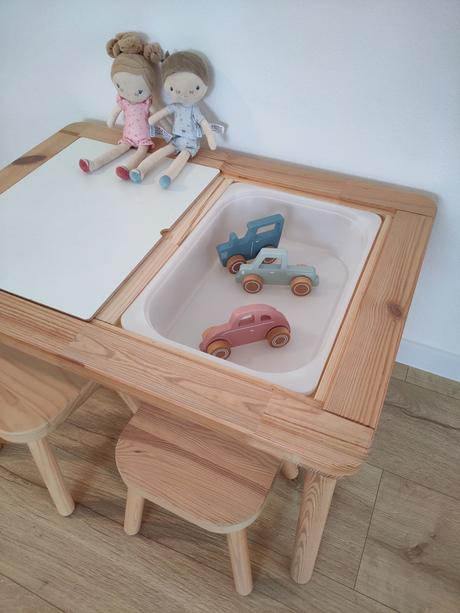 Flisat detský stolík 83x58 cm so stolickami, 