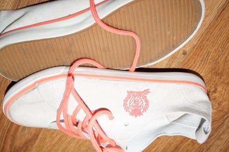 Tenisky s neonovymi snurkami, 33