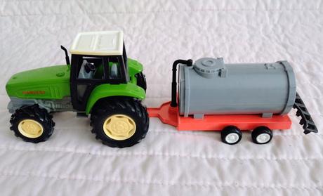 Kovový traktor s cisternou toyland harvest,