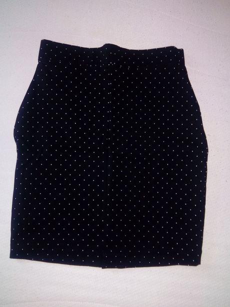 Čierna bodkovaná sukňa, 34