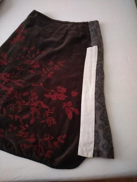 Zaujímavá, dizajnérska sukňa, s