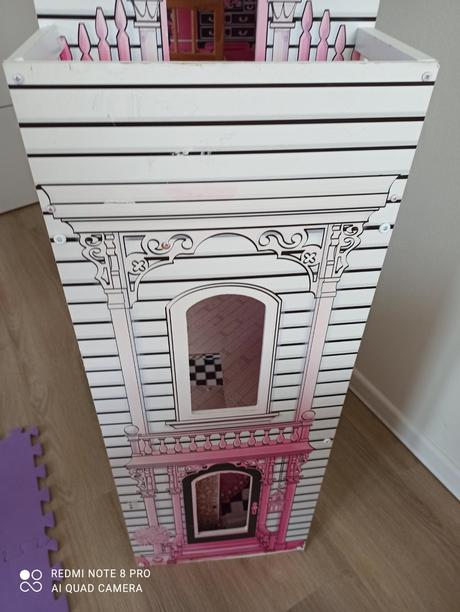 Barbie domček s príslušenstvom,
