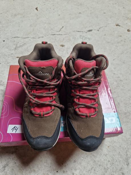 Vyššie topánky, 32