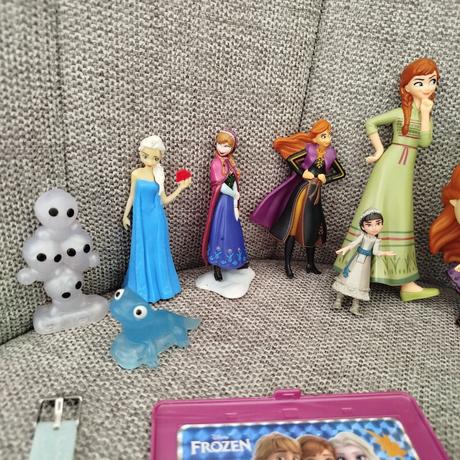 Zbierka figúrok frozen + polly pocket grátis,