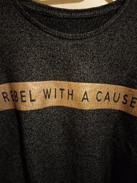 Tričko so zlatým nápisom rebel, c&a,164