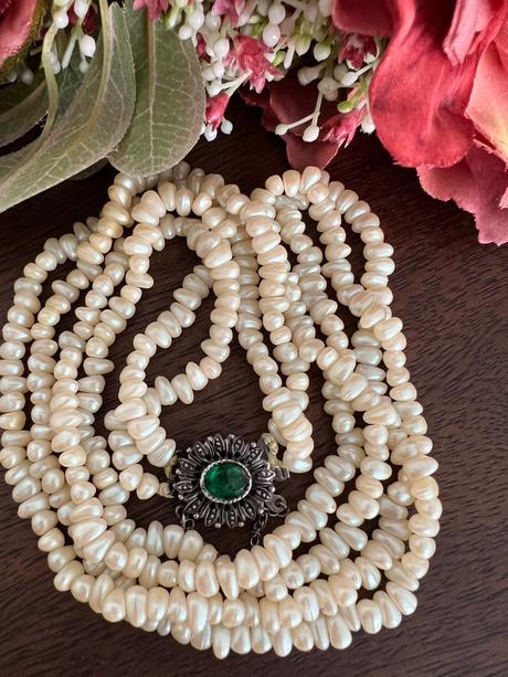 Starozitne perly so striebornou brosñou, 