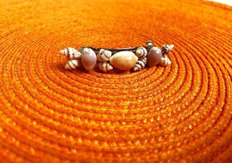 Spona na vrkoč z mušlí,