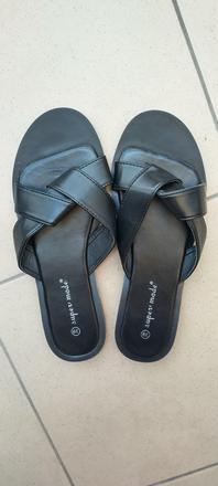 Čierne šľapky, 39