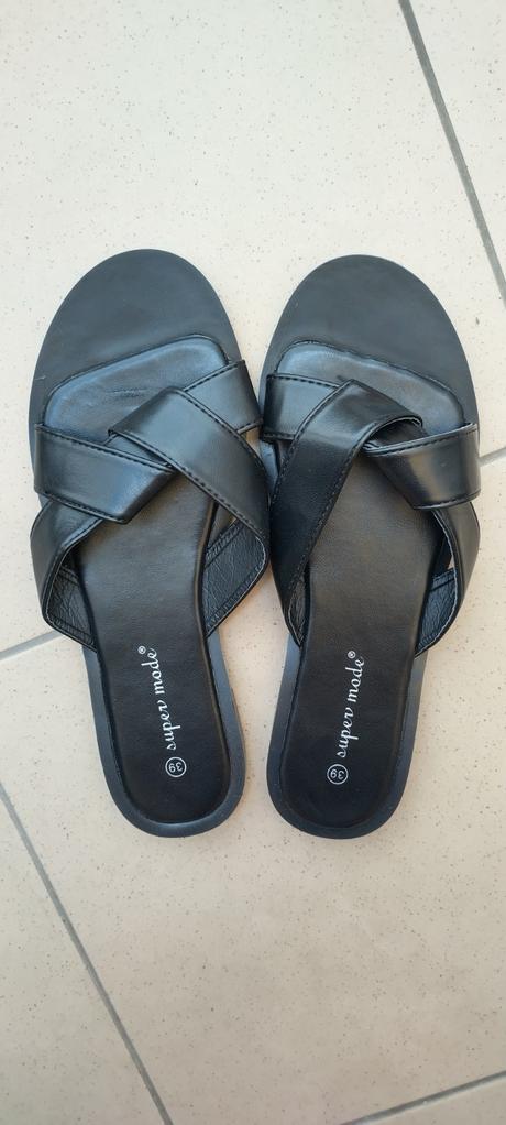 Čierne šľapky, 39