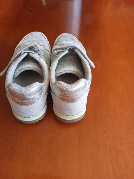 Strieborné tenisky, 35