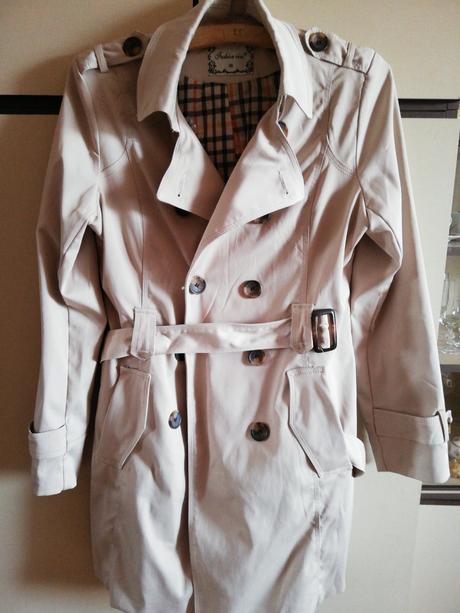 Béžový trenčkot, l
