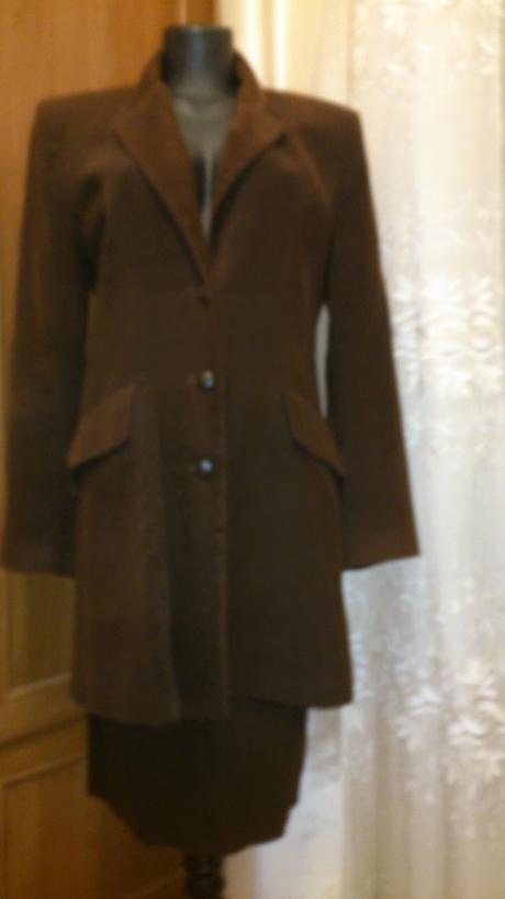 Kvalitný hnedý kostým, 176