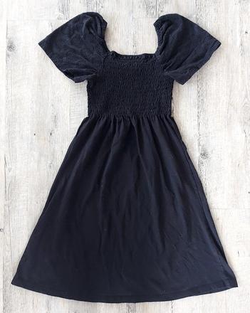 Čierne šaty s vyšívanými rukávmi, m