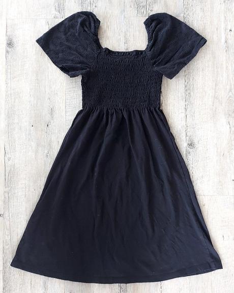 Čierne šaty s vyšívanými rukávmi, m