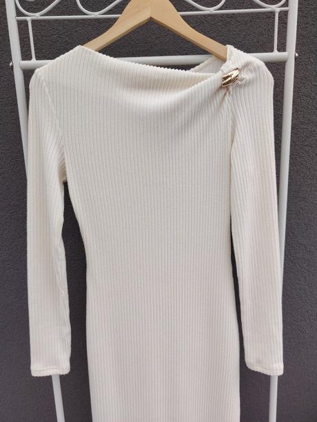 Béžové midi šaty so zlatou sponou, s