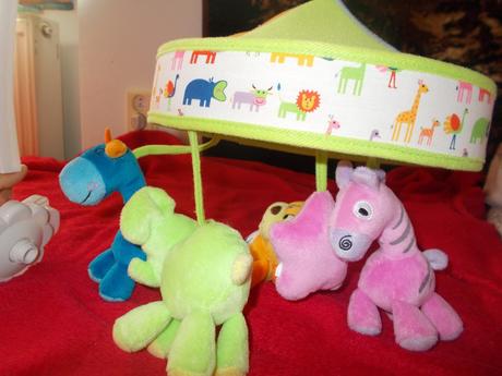 Hudobný kolotoč nad postielku,