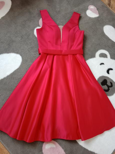 Červené spoločenské šaty, 40