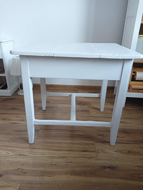 Retro stolík z masívneho dreva s 2 zásuvkami, 