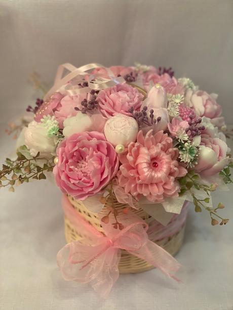 Veľká mydlova kytica v pletenom priborniku, 