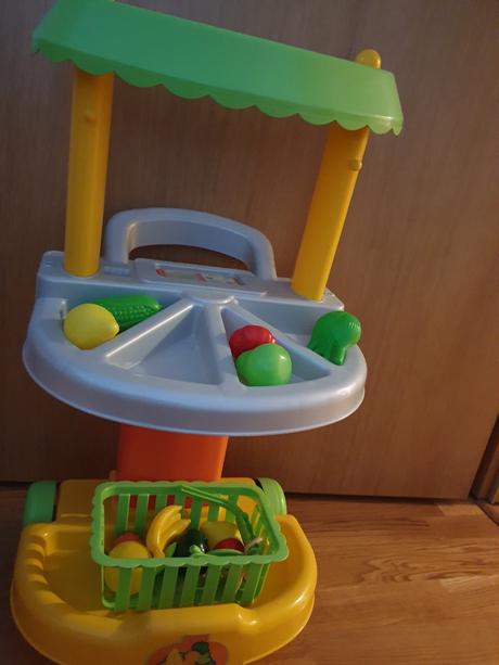 Pult s ovocim a zeleninou na kolieskach,