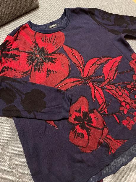 Tmavomodrý červený kvetovaný sveter desigual l/xl, desigual,xl