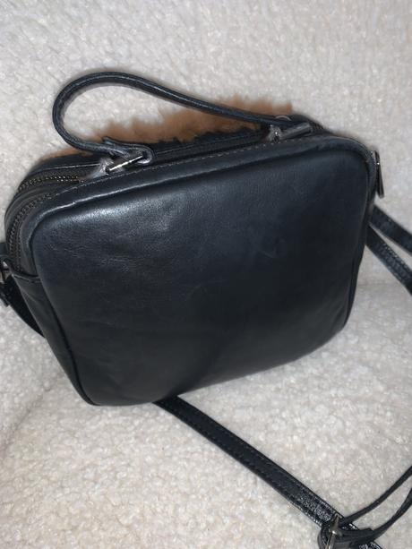 Kožená crossbody kabelka s pravou kožušinou,