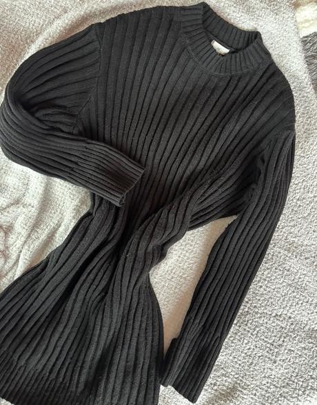 Čierne svetrove šaty, 