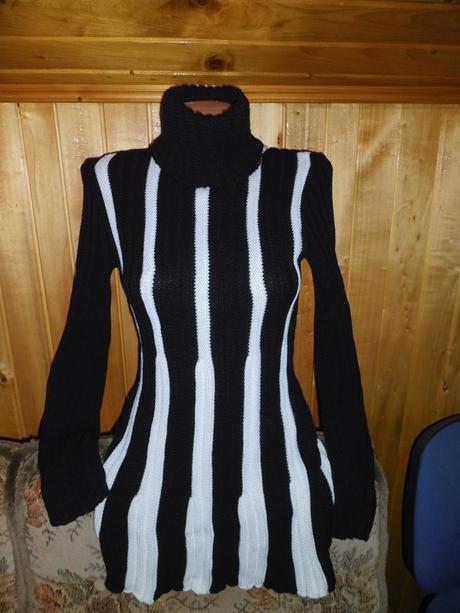 Krasny teply sveter s rolakom, s