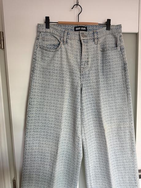 Široké rifle dkny s monogramom, dkny,l