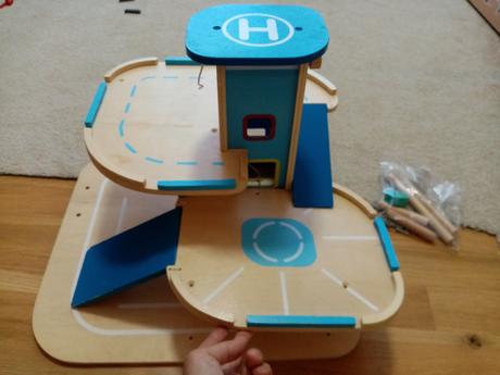 Drevená parkovacia garáž s výťahom, 